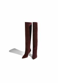 Knee-high, burgundowe zamszowe botki z ostrym noskiem i szpilką, charakteryzujące się gładką fakturą i bocznym wycięciem.