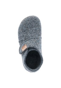 Pantofole in feltro di lana nei toni grigi e blu, forma arrotondata, texture morbida, con un'etichetta in pelle sul lato e tallone chiuso.
