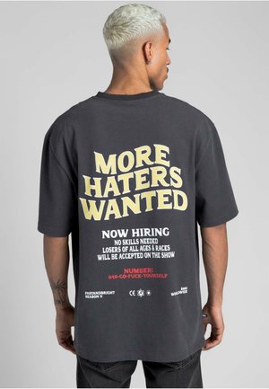 NOW HIRING  - Triko s potiskem - anthrazit