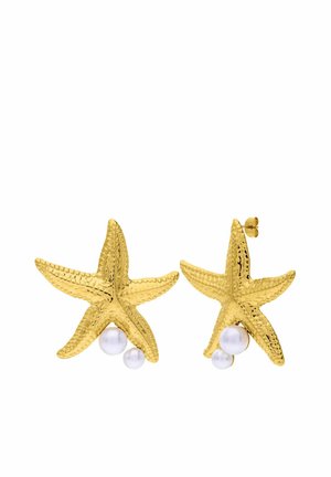 Gouden oorbellen in de vorm van een zeester met een gestructureerd oppervlak, elk met twee witte parels aan de onderkant.