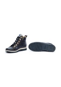 Bottines noires en cuir avec des éléments en or, design à lacets et fermeture éclair sur le côté. Présentent une semelle texturée avec des motifs de traction.