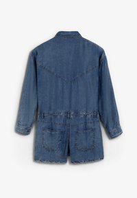 Jupe en denim bleu moyen avec manches longues, col, deux poches arrière et une taille cintrée. Présente une finition légèrement usée.