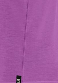 Μοβ ύφασμα με ορατή ραφή και μικρή μαύρη ετικέτα με την επιγραφή "Jack Wolfskin" κοντά στην κάτω άκρη.