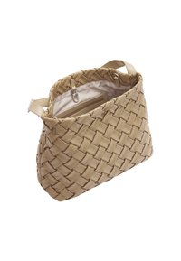 Borsa a mano intrecciata beige con una superficie liscia, dotata di manico superiore e una tasca interna. Il design è rettangolare e spazioso.