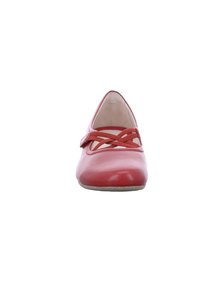 Zapato plano de cuero rojo con punta triangular, detalles de tiras cruzadas, superficie lisa y una suela baja con una ligera textura.