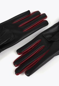 Czarne skórzane rękawiczki z czerwonymi akcentami, o gładkiej fakturze, z pięcioma palcami i eleganckim designem. Zawierają klapkę do zabezpieczenia nadgarstka.