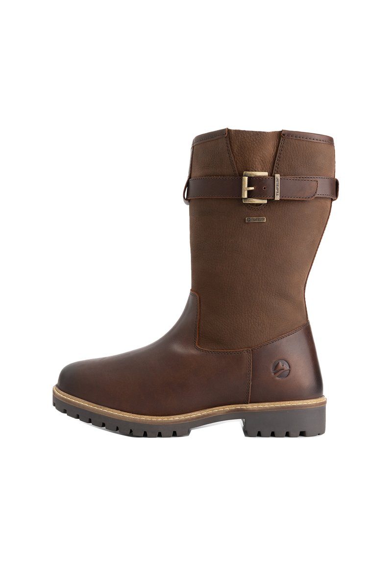 Bruine leren laars tot halverwege de kuit met een verstelbare band en een messingen gesp, een gestructureerde bovenkant en een robuuste rubberen zool voor buitengebruik.