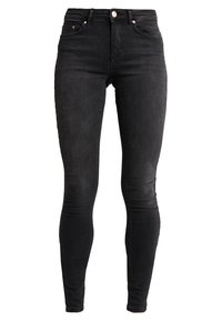 Vaqueros de tiro alto, ajustados y negros, con cierre frontal de botón y cremallera, bolsillos delanteros y traseros, exhibidos sobre un fondo blanco.