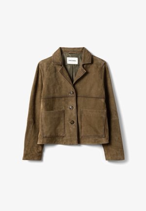 Chaqueta marrón de ante con botones, dos bolsillos frontales y cuello con solapas, etiquetada Stefanel.