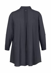 Donkergrijs, langslijfs T-shirt gemaakt van lichtgewicht linnen. Kenmerkt zich door een kraag, knoopdetails op de mouwen en een plooi aan de achterkant.