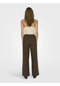 JDY MIT WEITEM BEINSCHNITT LOCKER - Pantaloni - carafe