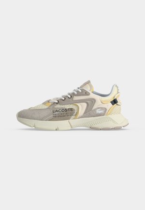 Baskets Lacoste beige et crème avec panneaux en mesh et en suède, lacets blancs, texte du logo sur le côté et semelle texturée, vues de profil.