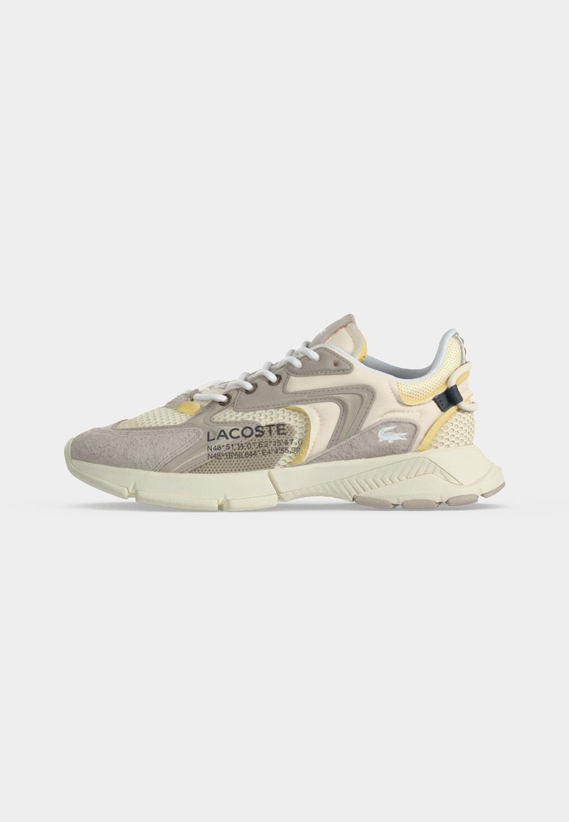 Baskets Lacoste beige et crème avec panneaux en mesh et en suède, lacets blancs, texte du logo sur le côté et semelle texturée, vues de profil.