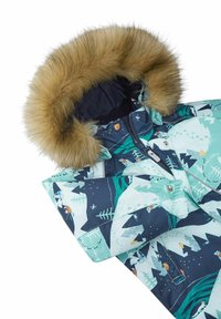 Abrigo de invierno con un estampado de bosque en azul y verde, con borde de capucha de pelo sintético removible, cierre de cremallera y puños elásticos para mayor calidez.