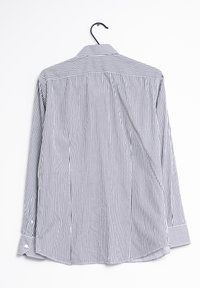 Camicia a maniche lunghe bianca e blu a righe verticali, realizzata in tessuto lavorato, con colletto a punta e polsini con bottoni.