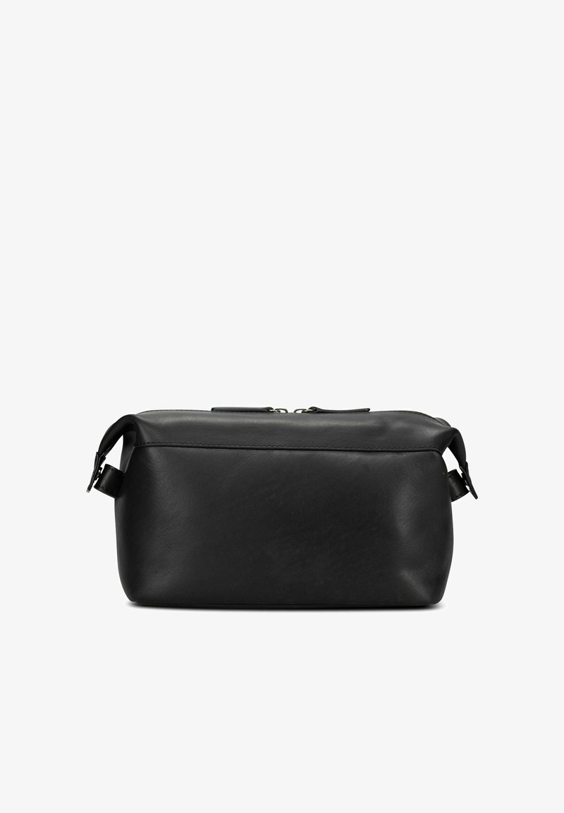 Trousse de toilette en cuir noir de forme rectangulaire, texture lisse, fermeture éclair et poignées latérales pour un transport facile.