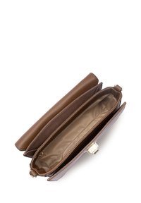 Clutch in pelle marrone con finitura testurizzata, dotata di una chiusura in tono oro e foderata in beige. Due scomparti per un'organizzazione ottimale.