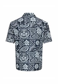 Camisa hawaiana de manga corta, azul oscuro con patrones florales y geométricos blancos, mostrada desde atrás sobre un fondo blanco liso.