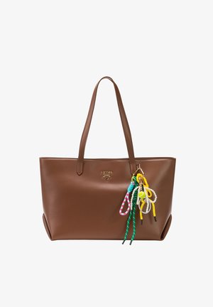Braune Leder-Shopper-Tasche mit doppelten Griffen und bunten geflochtenen Schlüsselanhängern mit Perlen und einem Tennisball-Anhänger.