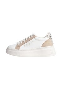 Sneaker bianco con accenti in suede beige, dettaglio argentato texture sul tallone, suola bianca chunky e lacci semplici.