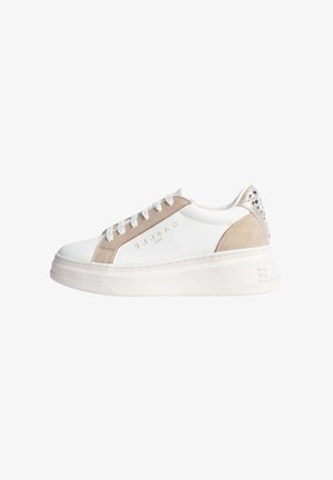 Sneaker bianco con accenti in suede beige, dettaglio argentato texture sul tallone, suola bianca chunky e lacci semplici.