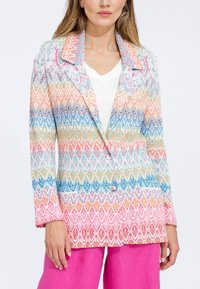Blazer colorato con motivo a onde nelle tonalità di blu, rosa, arancione e bianco, dotato di un solo bottone e due tasche anteriori.