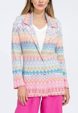 Blazer colorido con patrón de olas en tonos de azul, rosa, naranja y blanco, con un solo botón y dos bolsillos frontales.