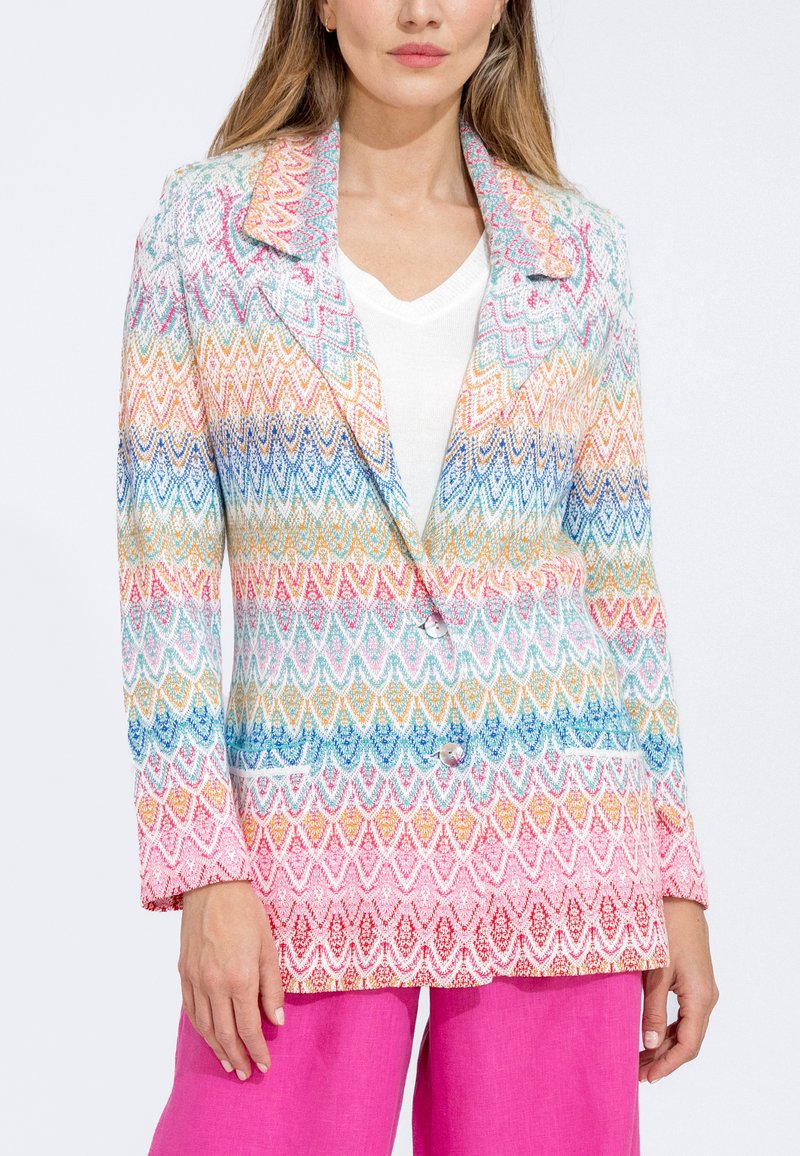 Blazer colorato con motivo a onde nelle tonalità di blu, rosa, arancione e bianco, dotato di un solo bottone e due tasche anteriori.