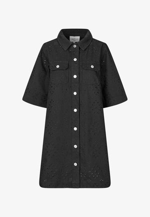 Rochie neagră din bumbac, cu mâneci scurte, cu broderie tip ochiuri, două buzunare frontale și nasturi metalici argintii pe toată lungimea.