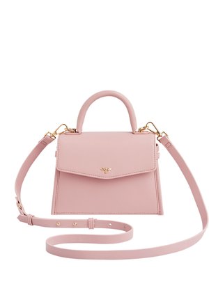 Bolso de cuero rosa claro con asa superior, correa larga ajustable para el hombro y pequeño emblema dorado de abeja en la solapa frontal.