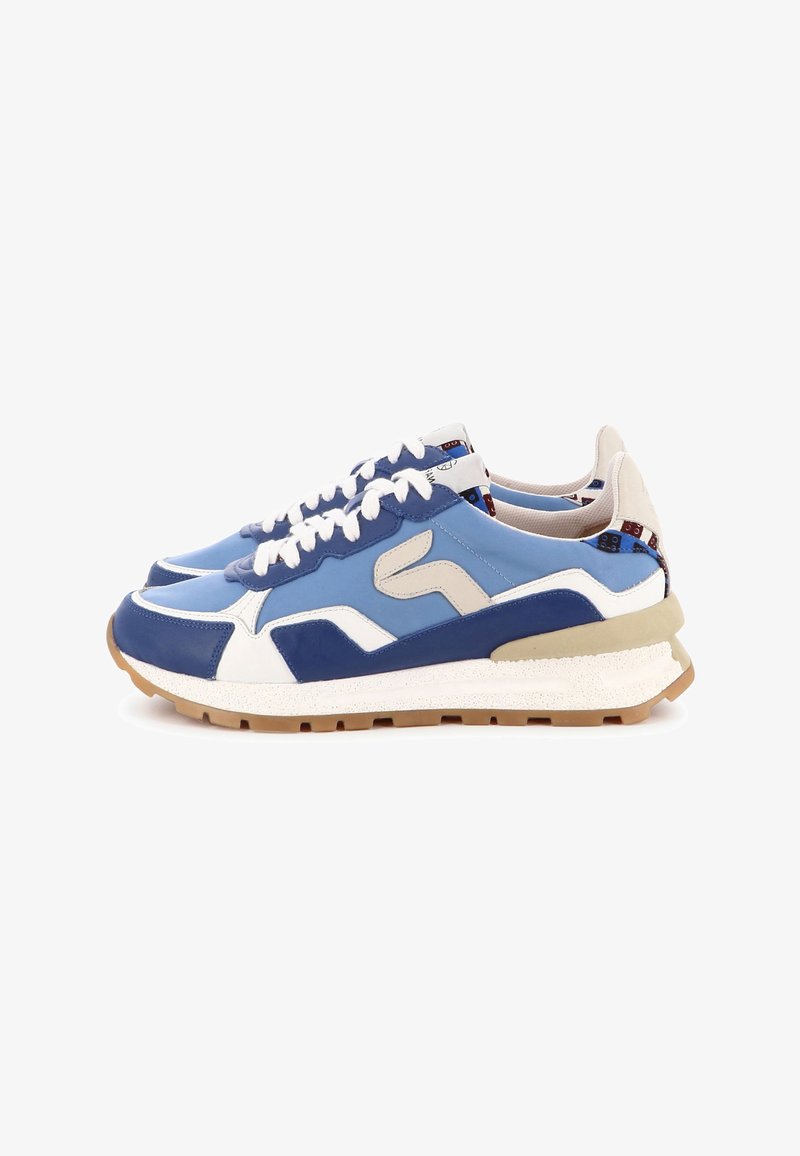 Paire de baskets basses bleu, blanc et beige avec des lacets blancs, des semelles en caoutchouc, et une doublure intérieure à motifs sur un fond blanc.