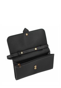 Portefeuille en simili cuir noir avec un design structuré, des accents dorés, une poche zippée et plusieurs emplacements pour cartes. Les caractéristiques intérieures comprennent une texture lisse.