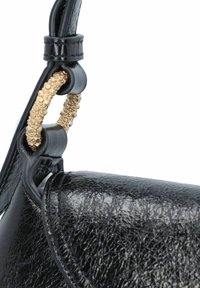 Borsa a mano in pelle nera con superficie testurizzata, dotata di un flap curvo e un dettaglio in metallo dorato sulla tracolla.
