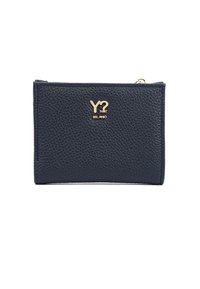 Portafoglio in pelle texturizzata blu navy con accento del logo oro. Presenta una chiusura con zip e una forma rettangolare.