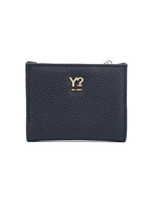 Portafoglio in pelle texturizzata blu navy con accento del logo oro. Presenta una chiusura con zip e una forma rettangolare.