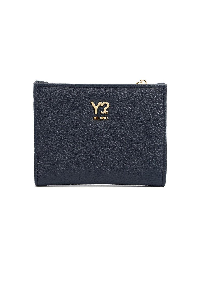 Portafoglio in pelle texturizzata blu navy con accento del logo oro. Presenta una chiusura con zip e una forma rettangolare.