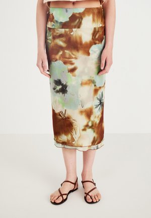 Bloemen midi-rok met een combinatie van bruin, groen en roomkleur. De stof is soepel met een lichte glans en een subtiele ruches onderkant.