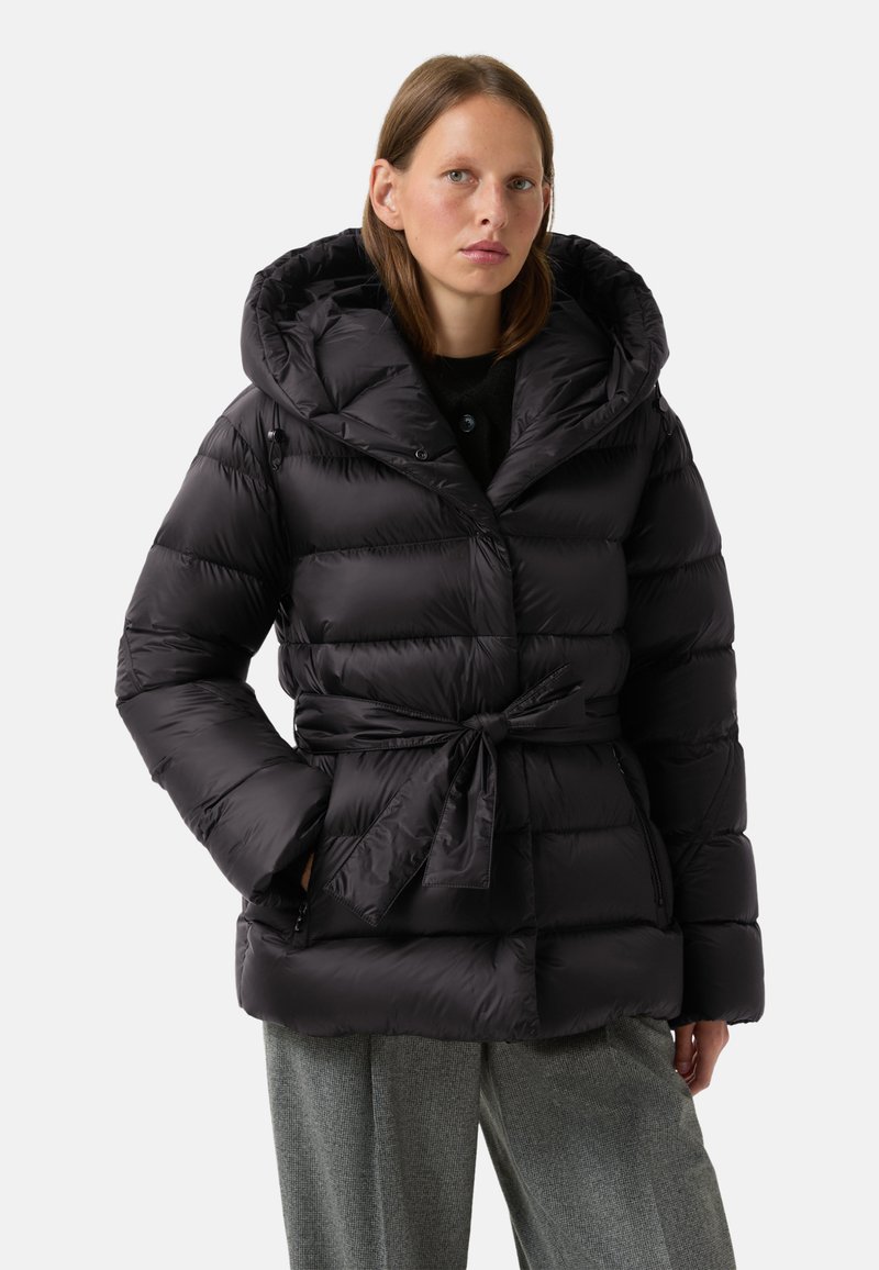 Sort pufferjakke med en stor hætte, samlede taljeledninger og quiltet design. Stoffet ser skinnende ud med sidelommer og trykknaplukninger.