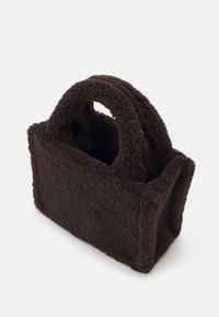 Bruine tas met een verhoogde textuur, met ronde handvaten, een rechthoekige vorm en een zachte, pluche afwerking. Geen zichtbare hardware of accenten.