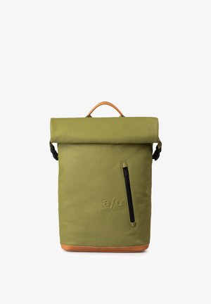 Zaino verde a rotolo con fondo in pelle beige, tasca laterale con zip e maniglia superiore. Realizzato in materiale resistente e idrorepellente.