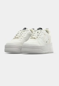 Λευκά sneakers με πλατφόρμα, υφή στη σόλα, λείο συνθετικό επάνω μέρος και ραφές τόνου. Διαθέτουν σχεδιασμό με κορδόνια και λογότυπο στη γλώσσα.