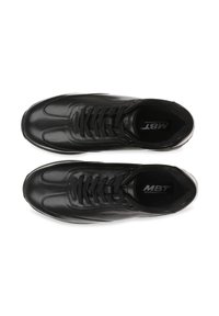 Par crnih kožnih MBT švicarskih fizioloških tenisica s vezicama, prikazanih iz gornjeg pogleda na bijeloj pozadini.