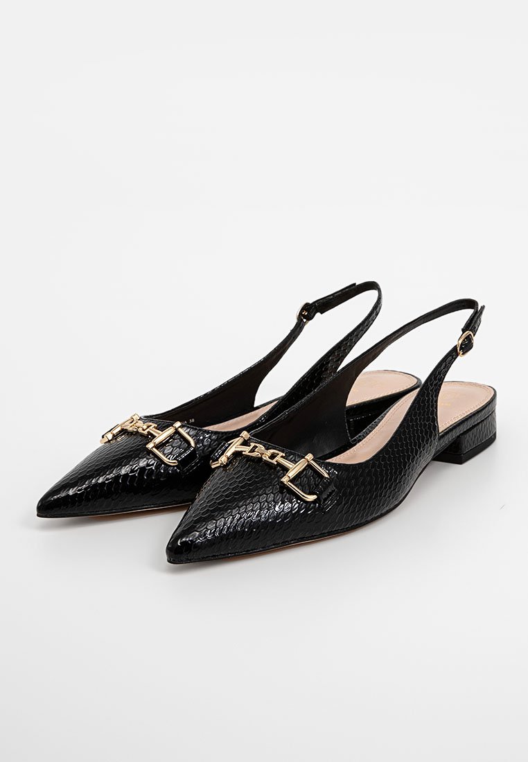 Czarne buty typu slingback z ostrym noskiem, teksturowanym wzorem przypominającym skórę gada, złotymi akcentami metalowymi oraz niskim obcasem w kształcie bloku.