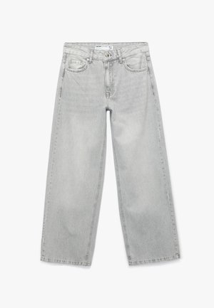 Pantalones vaqueros de pierna ancha de tiro alto en gris claro, confeccionados en denim, con cierre de botón, cinco bolsillos y detalles de costura mínimos.