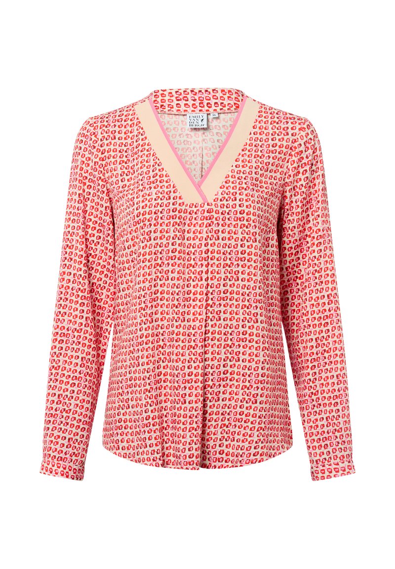 Bluzka z długim rękawem w jasnoróżowym kolorze z geometrycznym wzorem w ciemniejszym różu i czerwieni. Ma dekolt w kształcie litery V i luźny krój.