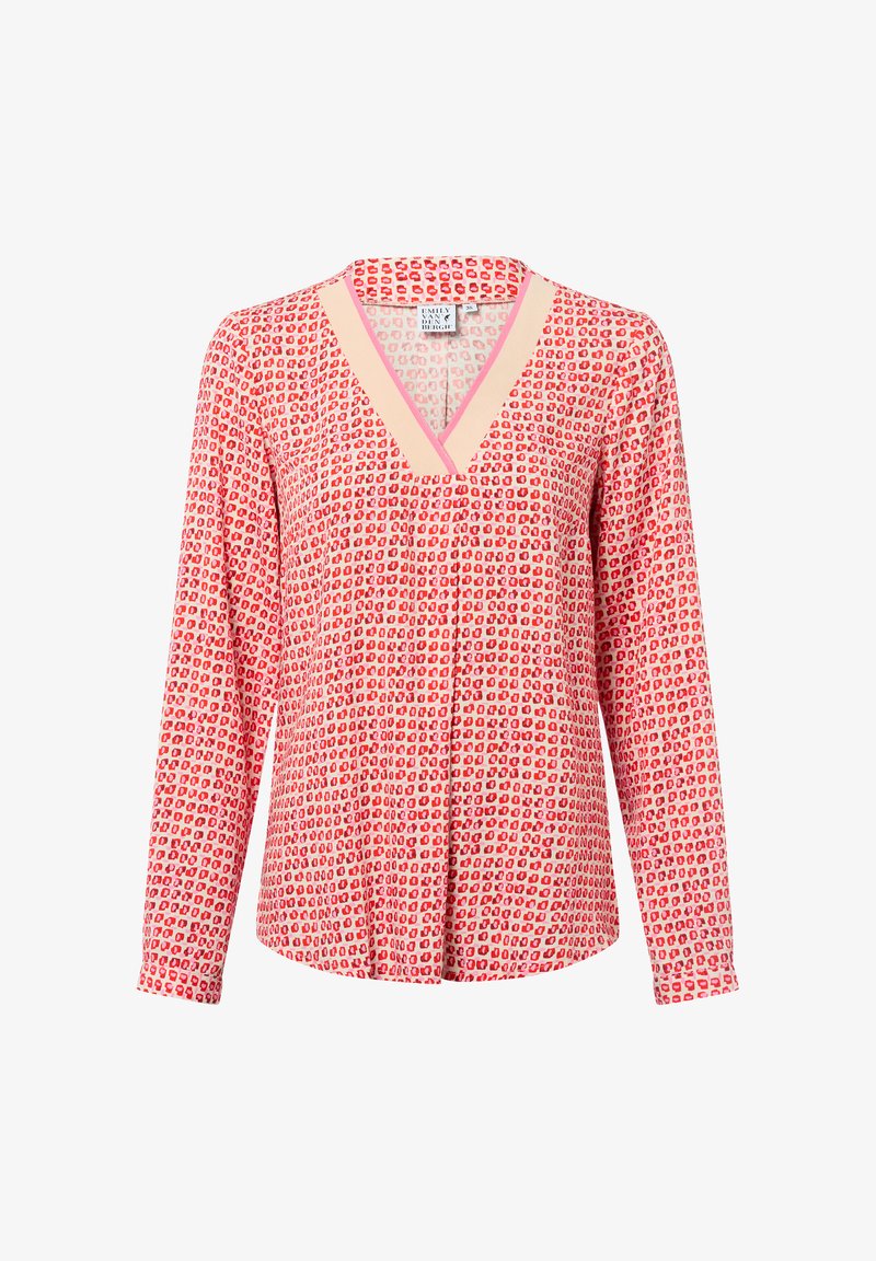 Bluzka z długim rękawem w jasnoróżowym kolorze z geometrycznym wzorem w ciemniejszym różu i czerwieni. Ma dekolt w kształcie litery V i luźny krój.