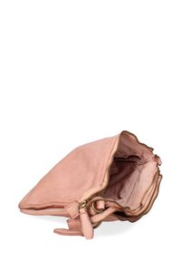 Borsa a pochette in pelle rosa con zip dorata, design piegato e texture liscia. Presenta un ampio interno con un unico scomparto.