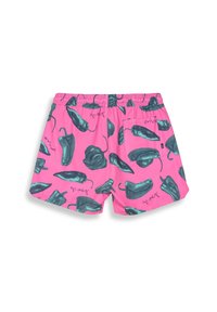 Roze zwemshorts met een herhaald patroon van donkergroene chilpepers en tekstaccenten, met een elastische tailleband en een achterzak.