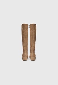 Bottes en daim marron jusqu'au genou avec un bout rond et un talon carré moyen. Dotées d'une fermeture éclair sur le côté pour un enfilage facile. Texture lisse.