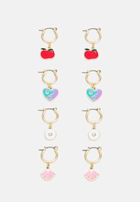 Brincos de argola dourados com quatro pendentes diferentes: uma maçã vermelha, um coração roxo com detalhes azuis, um pingente circular branco com uma strass e uma concha rosa.